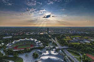 Blick vom Olympiaturm aufs Olympiagelände in München